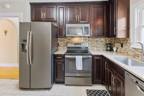 Kitchen - 2335 Harding Ave, Lansing, MI 48910 photo 3 of 4