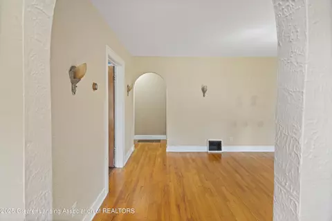 Entry Way - 2335 Harding Ave, Lansing, MI 48910 photo 3 of 9