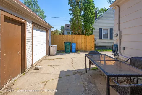 Exterior - 2335 Harding Ave, Lansing, MI 48910 photo 9 of 10