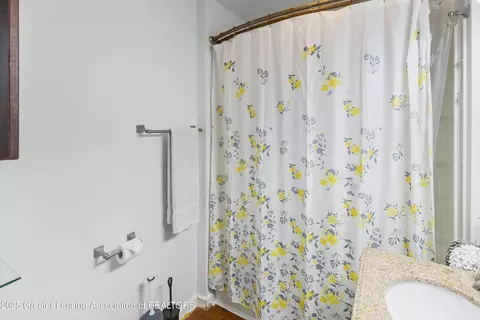 Bath - 2335 Harding Ave, Lansing, MI 48910 photo 2 of 4