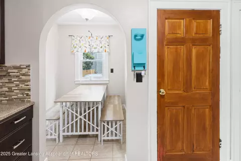 Entry Way - 2335 Harding Ave, Lansing, MI 48910 photo 4 of 9