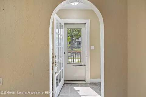Entry Way - 2335 Harding Ave, Lansing, MI 48910 photo 2 of 9