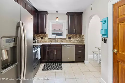Kitchen - 2335 Harding Ave, Lansing, MI 48910 photo 2 of 4
