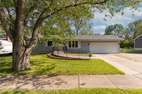 1415 Pierce Rd, Lansing, MI 48910