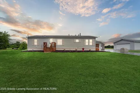 2744 Carlisle Hwy, Charlotte, MI 48813