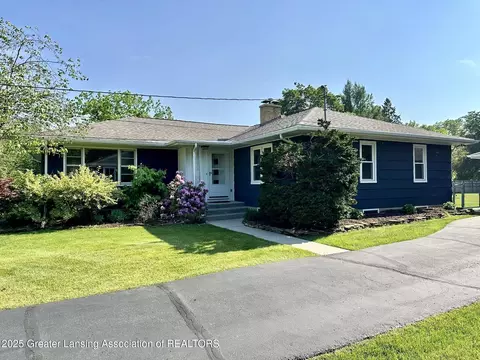 943 Lantern Hill Dr, East Lansing, MI 48823
