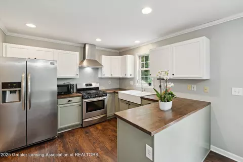 Kitchen - 5913 Shaw St, Haslett, MI 48840 photo 2 of 2