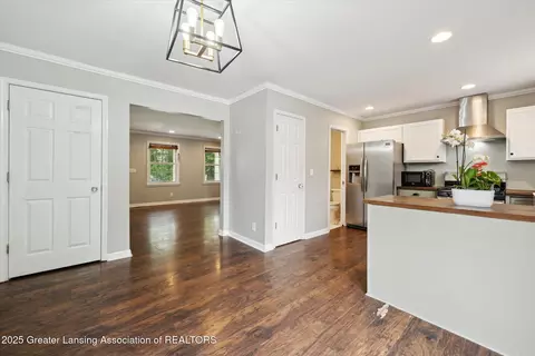 Entry Way - 5913 Shaw St, Haslett, MI 48840 photo 4 of 4
