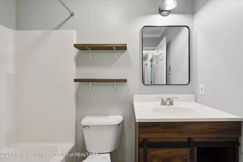 Bath - 5913 Shaw St, Haslett, MI 48840 photo 3 of 3