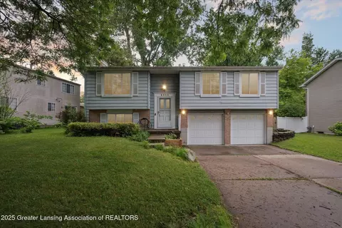 4111 Bridgeport Dr, Lansing, MI 48911