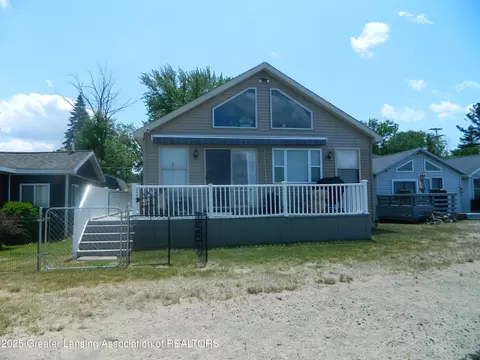 202 Broadway Rd, Houghton Lake, MI 48629