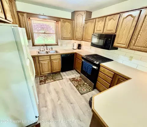 Kitchen - 1005 Turner Rd, Dewitt, MI 48820 photo 3 of 4