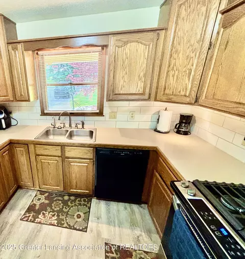 Kitchen - 1005 Turner Rd, Dewitt, MI 48820 photo 4 of 4