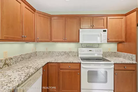 Kitchen - 4163 Hamlet Cv, Bath, MI 48808 photo 4 of 6
