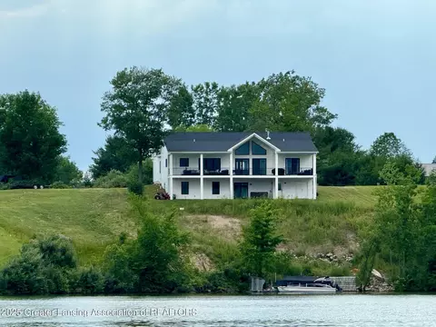 10993 Lakeside Dr, Perrinton, MI 48871