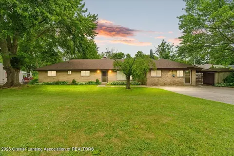 918 Bon Air Rd, Lansing, MI 48917
