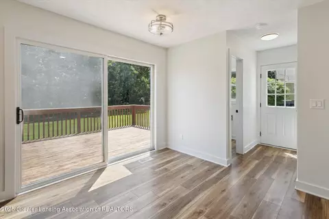 Entry Way - 12341 Burlingame Dr, Dewitt, MI 48820 photo 3 of 7
