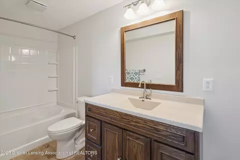 Bath - 12341 Burlingame Dr, Dewitt, MI 48820 photo 5 of 5