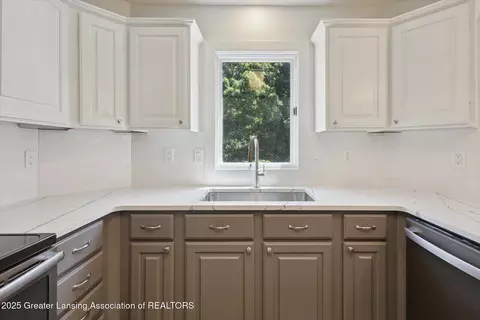 Kitchen - 12341 Burlingame Dr, Dewitt, MI 48820 photo 2 of 3