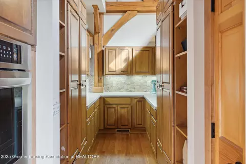 Entry Way - 1670 Milton Rd, Perry, MI 48872 photo 5 of 11