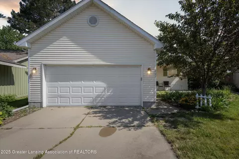207 Queens Ct #8, Grand Ledge, MI 48837