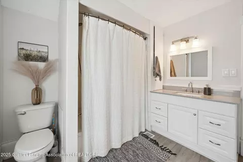 Bath - 409 E Higham St, Saint Johns, MI 48879 photo 2 of 3
