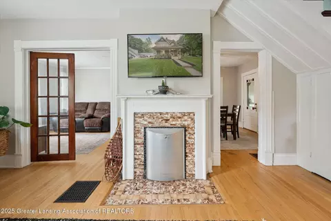 Entry Way - 409 E Higham St, Saint Johns, MI 48879 photo 2 of 5