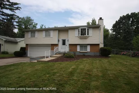3231 Stonewood Dr, Lansing, MI 48912