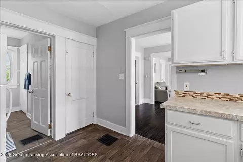 Entry Way - 820 Middle St, Lansing, MI 48915 photo 1 of 3