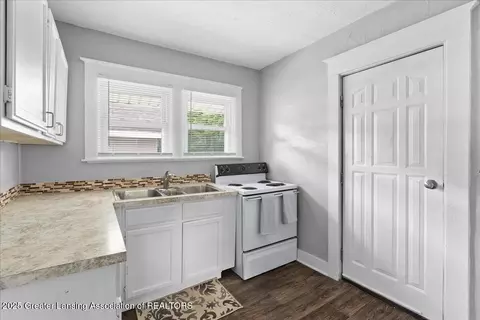 Entry Way - 820 Middle St, Lansing, MI 48915 photo 2 of 3