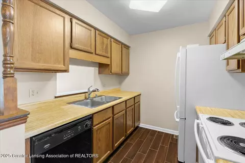 7221 Creekside Dr #39, Lansing, MI 48917 photo 4