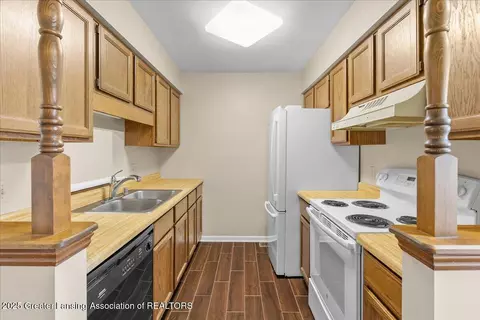 7221 Creekside Dr #39, Lansing, MI 48917 photo 5