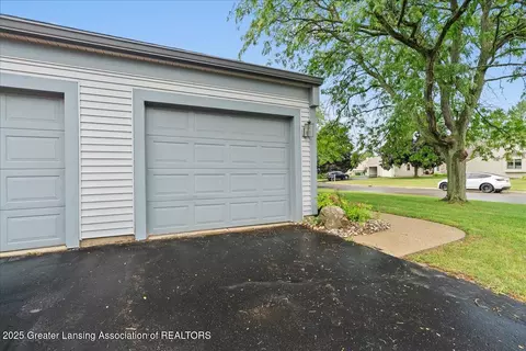7221 Creekside Dr #39, Lansing, MI 48917 photo 2