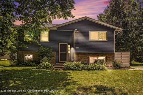 813 W Main St, Grand Ledge, MI 48837