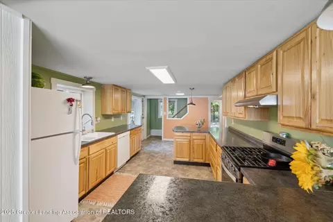 8301 S Dewitt Rd, Dewitt, MI 48820 photo 18