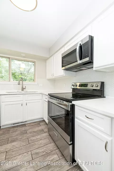 Kitchen - 5916 Okemos Rd, Haslett, MI 48840 photo 2 of 4