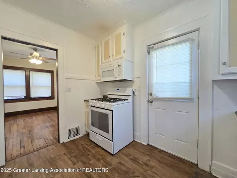 Entry Way - 123 E Mt Hope Ave, Lansing, MI 48910 photo 2 of 2