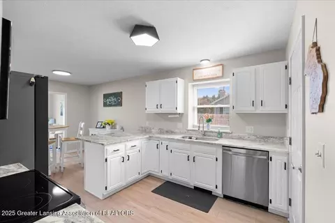 Kitchen - 10053 Deblind Cir, Dimondale, MI 48821 photo 2 of 3