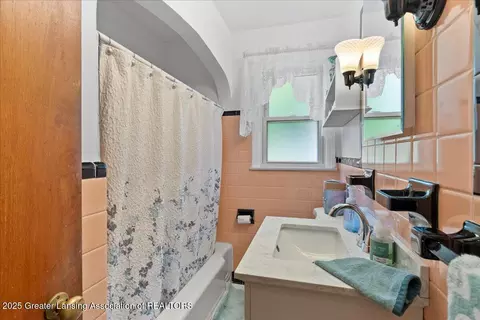 Bath - 816 N Waterloo Ave, Jackson, MI 49202 photo 1 of 2