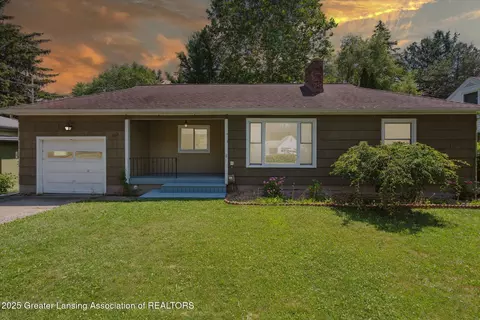 808 Robins Rd, Lansing, MI 48917