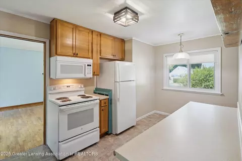 808 Robins Rd, Lansing, MI 48917 photo 12