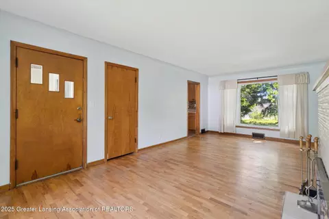808 Robins Rd, Lansing, MI 48917 photo 10