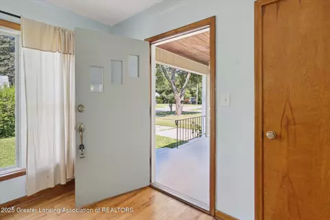 808 Robins Rd, Lansing, MI 48917 photo 6