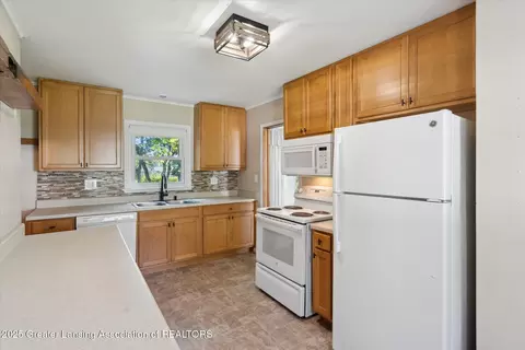 808 Robins Rd, Lansing, MI 48917 photo 14