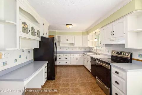 Kitchen - 309 Valley Ct, Perry, MI 48872 photo 1 of 2
