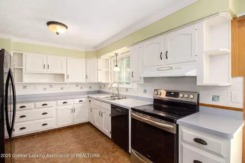 Kitchen - 309 Valley Ct, Perry, MI 48872 photo 2 of 2