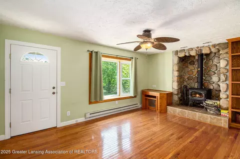 Living - 309 Valley Ct, Perry, MI 48872 photo 2 of 2