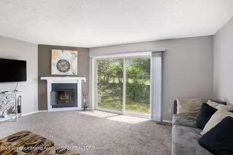 840 Armstrong Rd, Lansing, MI 48911 photo 4