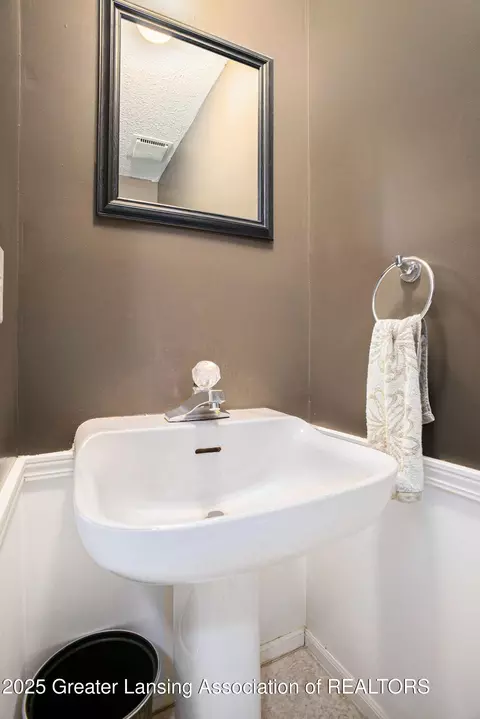 840 Armstrong Rd, Lansing, MI 48911 photo 10