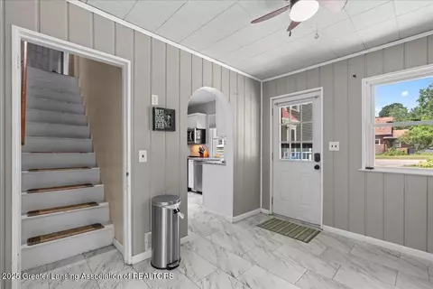 Entry Way - 1014 Smith Ave, Lansing, MI 48910 photo 3 of 4